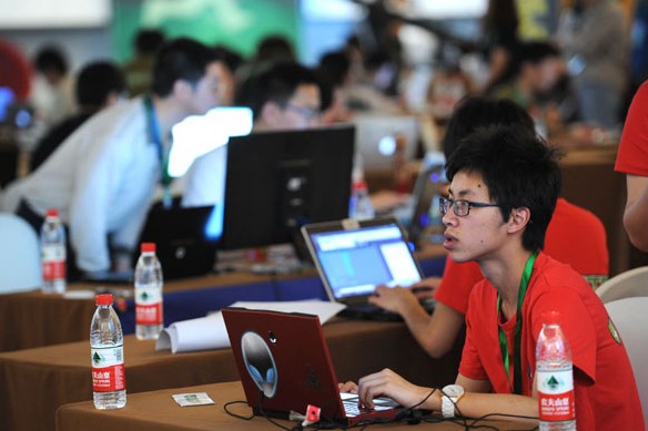 Participants compete in a national cybersecurity skills contest in Nanjing, Jiangsu province, on May 2, 2014. China announced on Thursday that it will begin cybersecurity vetting of major computer and network products and services. [SUN CAN/XINHUA]  