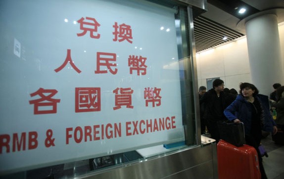 A foreign exchange counter in Hong Kong. The stock exchange there will introduce yuan-denominated debt and currency products that the onshore market doesn't have, Chief Executive of HK Exchanges and Clearing Ltd Charles Li said on Thursday. Provided for China Daily  
