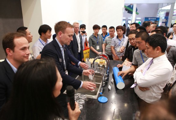 Niclas Wullt, general manager of Bluewater, demonstrates the effect of the water purifiers produced by the Swedish company. Provided to China Daily  