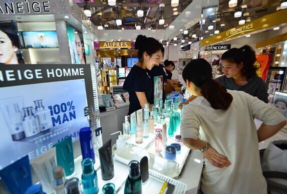 Customers buy cosmetics at a store in Tanggu, Tianjin. First-quarter retail sales stood at 4.93 trillion yuan ($795 billion), up 14.8 percent year-on-year, the National Bureau of Statistics said. HE MAOFENG/CHINA DAILY  