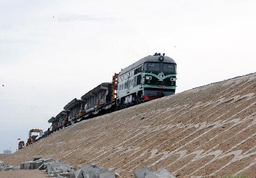 A train transports rail laying materials for the construction of Hami-Lop Nur railway line in northwest China's Xinjiang Uygur Autonomous Region, June 19, 2012. [Photo/Xinhua]  