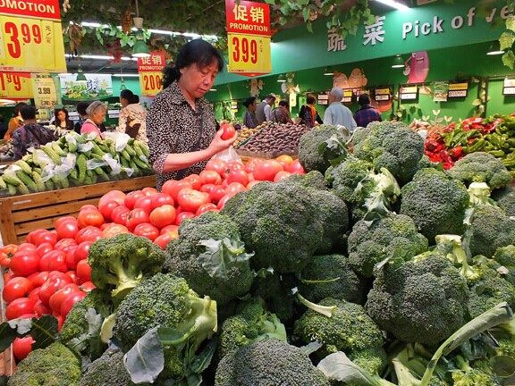 Residents buy vegetables at a supermarket in Yichang, Hubei province. The Westpac MNI China Consumer Sentiment Indicator increased to 121.2 in May as personal finance and job conditions picked up. Liu Junfeng / For China Daily  