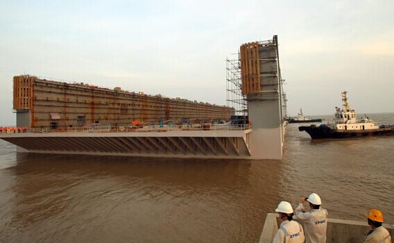 A floating dock, built by Shanghai Zhenhua Heavy Industries Co Ltd for a United States company, is ready for delivery at Qidong, Jiangsu province. Xu Congjun / For China Daily