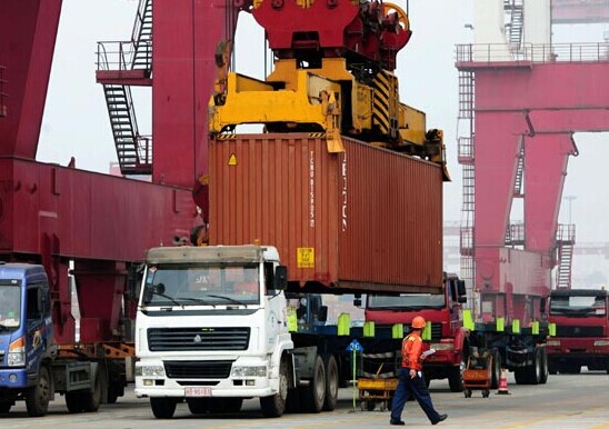 Containers are loaded at the Qingdao port. The port handled a total of 125,000 20-foot equivalent units during the three days between May 31 and June 2. Yu Fangping / For China Daily