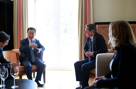 Wang Jianlin, Chairman of Dalian Wanda Group, talks to UK Prime Minister David Cameron on Jan 24, 2014 in Davos, Switzerland. Provided to chinadaily.com.cn 
