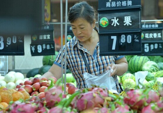 A consumer chooses fruits at a supermarket in Handan, Hebei province. The consumer price index rebounded to a four-month high of 2.5 percent in May from a year earlier, the National Bureau of Statistics said on Tuesday. [Photo/China Daily]  