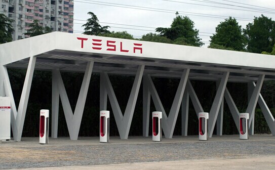 Charging facilities built by US electric car producer Tesla Motors Inc in Shanghai. The company will cooperate with China Yintai Holdings Ltd to build the first Tesla charging facility in downtown Beijing. [Photo / China Daily]