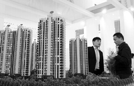 A visitor to a housing exhibition in Shanghai in April inquires about a property project. The IMF's new global house price index showed that 33 out of 52 countries, including China, experienced increases in housing prices over the past year. Lai Xinlin / For China Daily