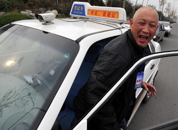 A 70-year-old Beijinger taking driving lessons is among the growing number of senior residents seeking a driver's license, a requirement to join the plate lottery. Provided to China Daily