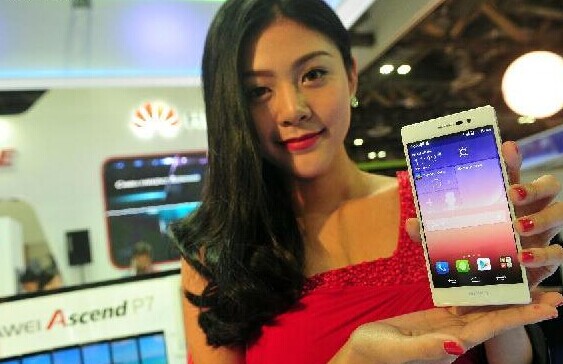 A model poses for photos with the latest mobile phone Ascend P7 from Huawei at the CommunicAsia exhibition held in Singapore's Marina Bay Sands Expo, June 17, 2014. The CommunicAsia and BroadcastAsia kicked off at the Marina Bay Sands Expo Tuesday. (Xinhua/Then Chih Wey)