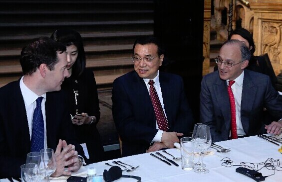 Chinese Premier Li Keqiang (C) attends a welcome banquet held by business delegates from both China and Britain at the Natural History Museum in London, capital of Britain, June 17, 2014. (Xinhua/Pang Xinglei)