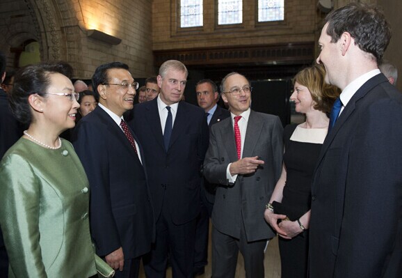 Premier Li Keqiang and his wife, Cheng Hong, attend a banquet hosted by the China-Britain Business Council at the Natural History Museum in London on Tuesday. Huang Jingwen / Xinhua  