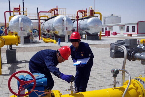 CNPC workers check production facilities at an oil field in Qinghai province. The corporation has appointed five outside directors and established a board, as part of its longterm efforts boost performance and check corruption.[Photo / China Daily]