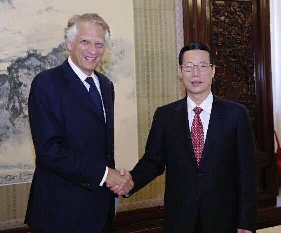 Chinese Vice Premier Zhang Gaoli (R) shakes hands with former French Prime Minister Dominique de Villepin while meeting with members of the newly founded International Advisory Council for the Universal Credit Rating Group (UCRG), who are in Beijing to attend an Asian credit system forum, China, June 23, 2014. (Xinhua/Ding Lin)