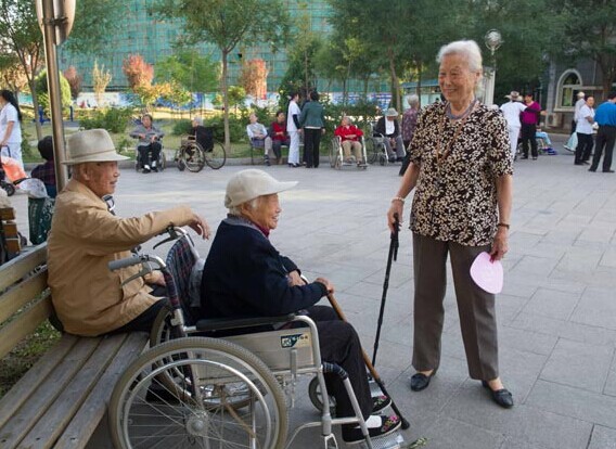 Senior citizens chat at a retirement home in Beijing. The insurance regulator has chosen Beijing, Shanghai, Guangzhou and Wuhan to carry out a pilot housing-for-pension program for eligible senior citizens. The two-year program will start from July 1. [Photo/Xinhua]  