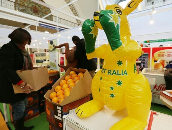 Oranges from Australia on display at an international fruit and vegetable exhibition last year in Beijing. China and Australia may conclude a decade of negotiations on a free-trade agreement by the end of this year. [Photo/China Daily]  