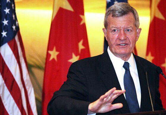 Max Baucus, US ambassador to China, speaks to hundreds of members of the American Chamber of Commerce in China in Beijing on Wednesday. This is his first public speech since assuming the post earlier this year.[Photo/China Daily] 