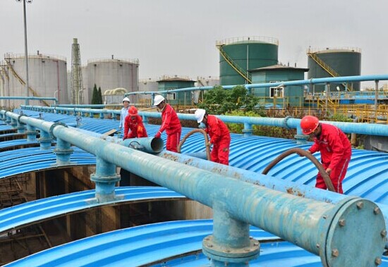 Sinopec workers check a pipeline in Puyang, Henan province. Sinopec said it will invest 4 billion yuan this year to raise its enegy efficiency. Tong Jiang / For China Daily