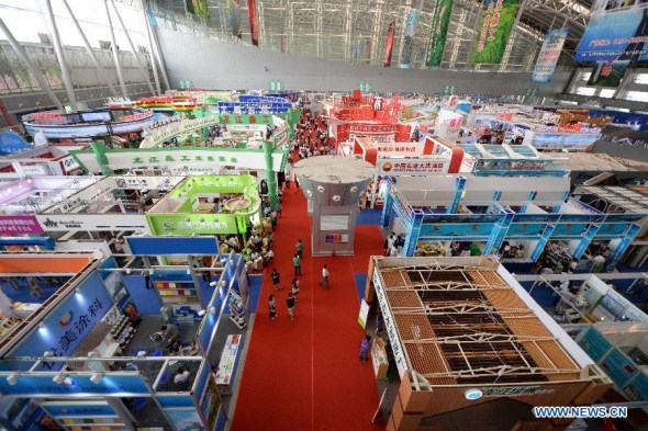 People visit China-Russia Expo (CR Expo) in Harbin, capital of northeast China's Heilongjiang province, June 30, 2014. The expo, which kicked off on June 30, will last until July 4. (Xinhua/Wang Kai)