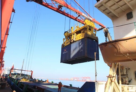 A shipping container is loaded onto a cargo vessel in Rizhao, Shandong province. CHINA DAILY  