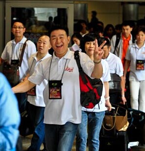 A group of Chinese travelers arrives in Los Angeles. Luxury trips have become popular among China's newly rich. [Photo/Xinhua]
