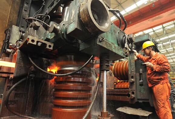 An employee works at a rod machine at a special steel plant in Dalian, Liaoning province. Although economic growth has stabilized, downward pressures still remain, said a Bank of China report.LIU DEBIN/CHINA DAILY