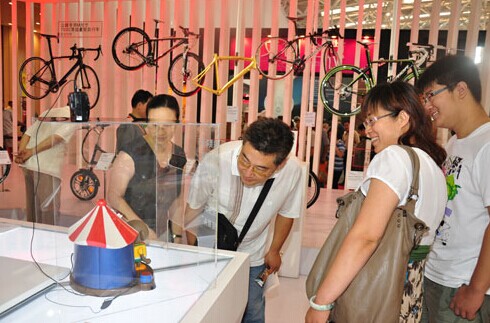 Photo taken at Tianjin-Taiwan Trade Fair in 2012, shows that Robii, a companion robot, can turn any tabletop surface into a virtual display that children can control directly with their fingers. The intuitive and user-friendly interface helps stimulate the sense of touch. [Photo/chinadaily.com.cn]  