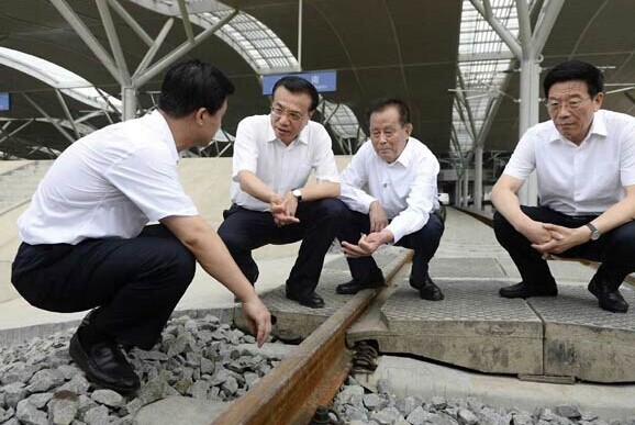 Premier Li Keqiang (second from left) pays an inspection visit to the construction site of the Shanghai-Kunming high-speed railway in Changsha, Hunan province, on Thursday. LIU ZHEN/CHINA NEWS SERVICE  