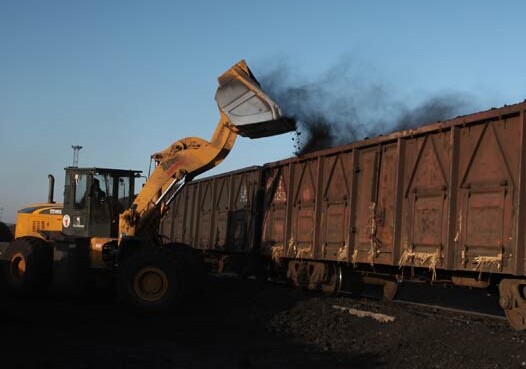 Coal is loaded for railway transportation in Tongliao, Inner Mongolia autonomous region. Coal miners in the region no longer need local government approval for M&A deals. [Photo/Xinhua]  