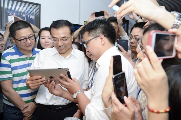 Premier Li Keqiang visits the headquarters of Talkweb Information System Co Ltd, an animation company, in Changsha, Hunan province, on Friday. Liu Zhen / China News Service