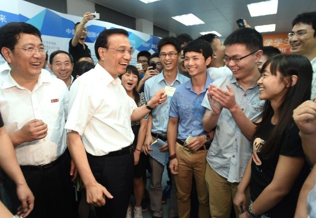 Chinese Premier Li Keqiang (2nd L front) learns about career plans of students while visiting Hunan University in Changsha, capital of central China's Hunan Province, July 3, 2014. Li made a research and inspection tour in Hunan on July 3 - 4. (Xinhua/Ma Zhancheng)