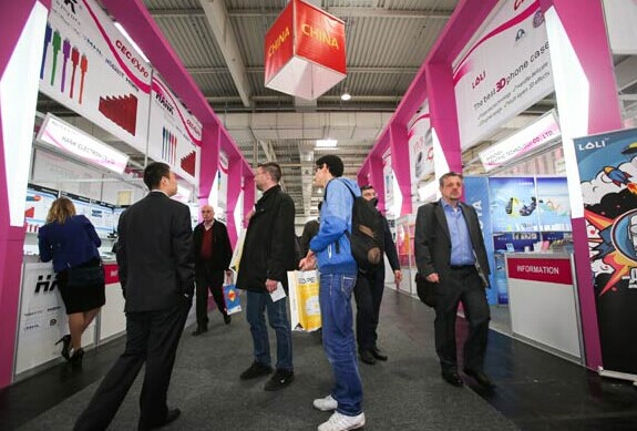 Visitors explore a booth of Chinese IT company at CeBIT Exhibition in Hannover, Germany, on March 11. About 700 companies from China participated in the expo, marking the second most after the hosting country Germany. [Photo/Xinhua]  