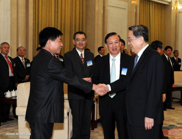 Yu Zhengsheng (R front), chairman of the National Committee of the Chinese People's Political Consultative Conference, meets with a delegation from the General Chamber of Commerce of southeast China's Taiwan, headed by chairman Lai Cheng-i, in Beijing, capital of China, July 7, 2014. (Xinhua/Rao Aimin)