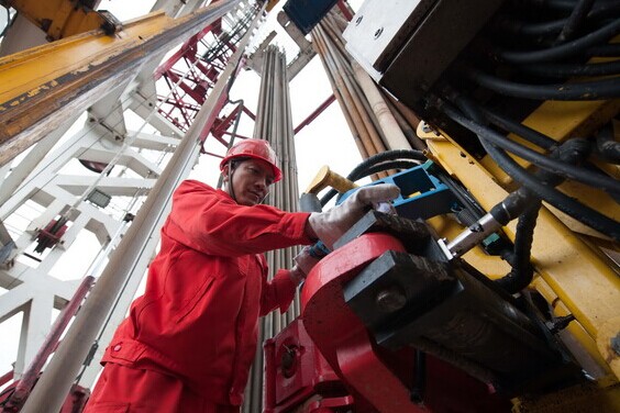 A Sinopec worker operates at an oilfield in Chongqing, April 21, 2014. [Photo / Xinhua]  