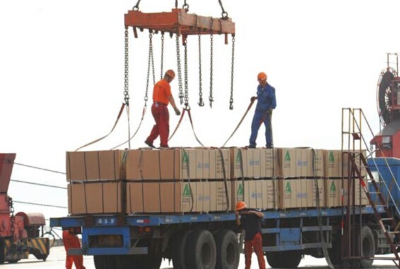 Workers handle goods for export at a port in Lianyungang, Jiangsu province, on Thursday. China's exports stood at $186.8 billion in June, a rise of 7.2 percent year-on-year, the General Administration of Customs said. GENG YUHE/CHINA DAILY  