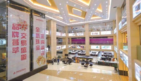 A department store of Lushang Group in Jinan. Lushang Group opened its e-commerce platform in 2010, and its offline business will focus on enhanced customer experiences by adding physical stores in places where customers can eat, play as well as buy things. Provided to China Daily  