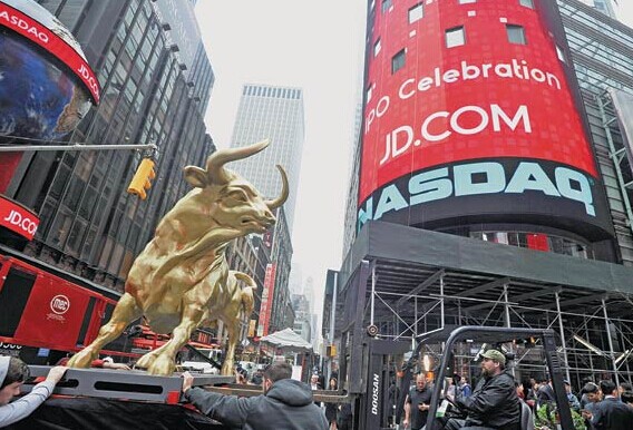 A big screen near NASDAQ Stock Market shows welcome messages for JD.com Inc, which was listed at the bourse on May 22. JD.com is China's second-largest e-commerce player after Alibaba Group.[Photo/Xinhua]  