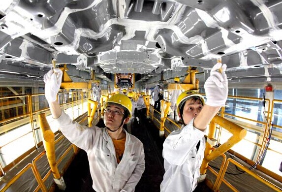 Engineers at the JAC factory in Hefei, Anhui. The Chinese auto industry faces a market growing at 6.3 percent compared to more than 25 percent before 2010. LIU QINLI/CHINA DAILY  