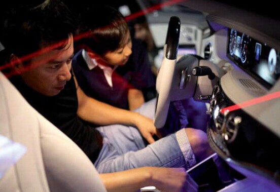 Customers explore features on the all new S-Class.  Chinadaily 