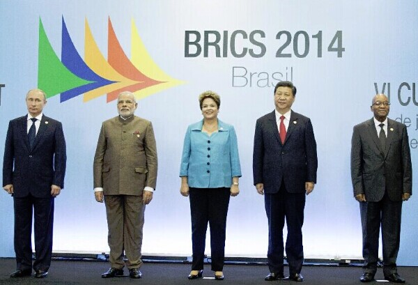 Chinese President Xi Jinping (2nd R) poses for a group photo with Russian President Vladimir Putin (1st L), Indian Prime Minister Narendra Modi (2nd L), Brazilian President Dilma Rousseff (C), and South African President Jacob Zuma during the sixth BRICS summit in Fortaleza, Brazil, July 15, 2014. (Xinhua/Lan Hongguang)