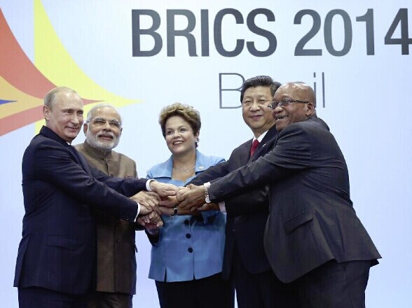 (L-R) Russian President Vladimir Putin, Indian Prime Minister Narendra Modi, Brazilian President Dilma Rousseff, Chinese President Xi Jinping and South African President Jacob Zuma smile at a group photo session during the sixth BRICS summit in Fortaleza July 15, 2014. [Photo/Xinhua]  