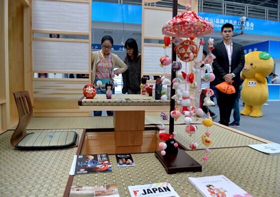 Visitors show an interest in a Japanese tatami room display at an expo in Kunshan, Jiangsu province. Despite chilly relations, trade between China and Japan expanded 3.2 percent in June. [Photo/Xinhua]  