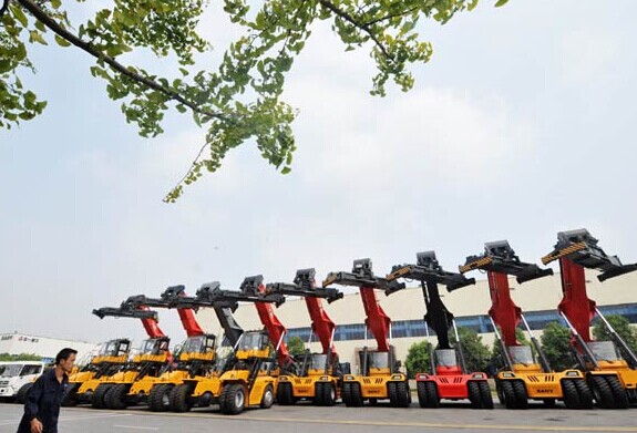 Reach stackers made by Sany Heavy Industry Co Ltd are ready for delivery at a plant in Changsha, Hunan province. A US court ruled in favor of Sany Group Co Ltd over President Barack Obama's order barring its wind-farm projects in Oregon. [Photo/Xinhua]  