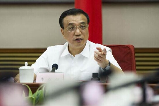 Chinese Premier Li Keqiang, also a member of the Standing Committee of the Political Bureau of the Communist Party of China (CPC) Central Committee, presides over a symposium about the country's current economic situation in Beijing, capital of China, July 15, 2014. [Photo/Xinhua]  