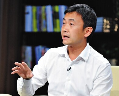 Mao Daqing, Executive Vice-President of a real estate developer China Vanke Co Ltd discusses the chilly winter sweeping over China's real estate market and its future on Beijing TV's talk show Yang Lan One on One. [Provided to chinadaily.com.cn]  
