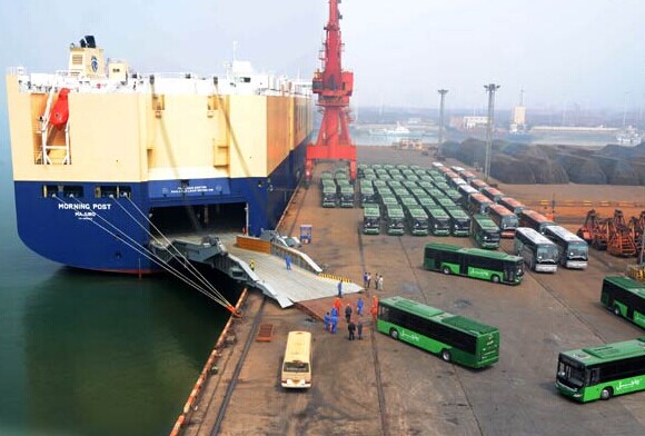 Coach buses manufactured by China's Zhengzhou Yutong Group Co are loaded onto a cargo carrier bound for Venezuela, in Lianyungang Port, Juangsu province, on Tuesday. WANG CHUN/CHINA DAILY  