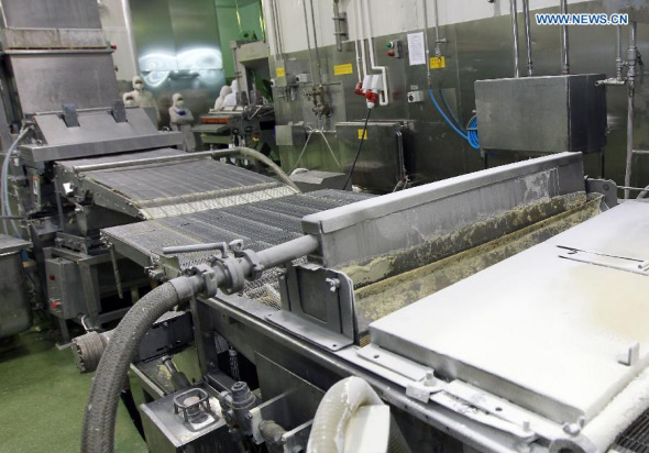 The machine is shut down at the workshop of Shanghai Husi Food Co., Ltd, a meat supplier for McDonald and KFC, in Shanghai, east China, July 20, 2014. Shanghai food and drug administration has suspended the operation of the food company suspected of supplying stale meat to McDonald and KFC outlets. (Xinhua/Ding Ting)  