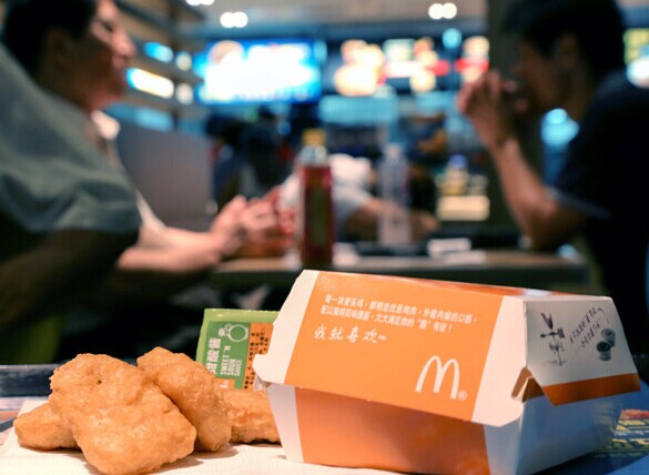 Chicken nuggets are sold at a McDonald's restaurant in Beijing on Monday. Some products are no longer for sale in Shanghai after Shanghai Husi Food Co Ltd, a subsidiary of the Chicago-based OSI Group, was exposed in a media report as supplying fast food restaurants with expired chicken and beef. [Photo/China Daily]