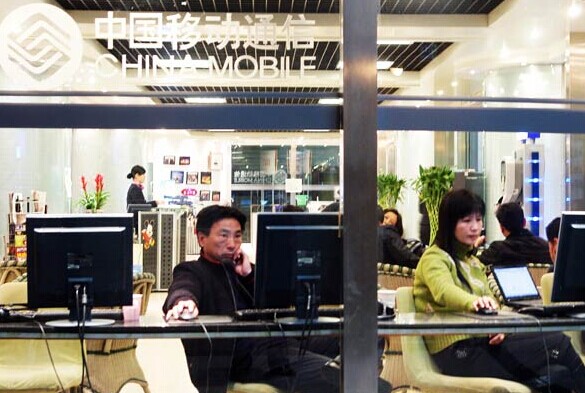 Members surf the Internet in a VIP lounge run by China Mobile Ltd at an airport in Zhengzhou, Henan province. The telecom carrier is closing its VIP rooms at airports across the country to cut operation costs. SHA LANG/CHINA DAILY  