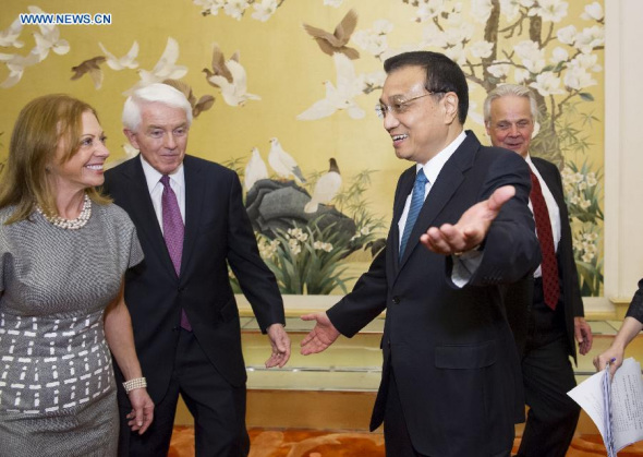 Chinese Premier Li Keqiang (R, front) meets with a delegation of US business leaders and former senior officials, who are here for the sixth round of dialogues between China-US business leaders and former senior officials, in Beijing, capital of China, July 22, 2014. (Xinhua/Huang Jingwen)